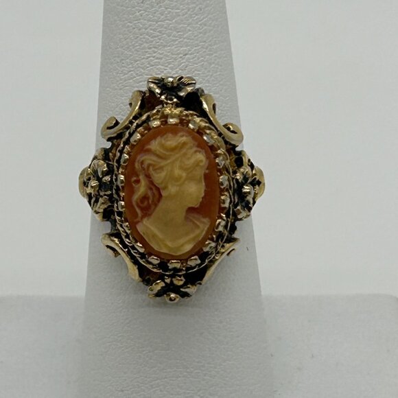 Vintage Cameo Ring Resin with18KT Gold Electroplate Intricate Floral Size 7 - Picture 9 of 14